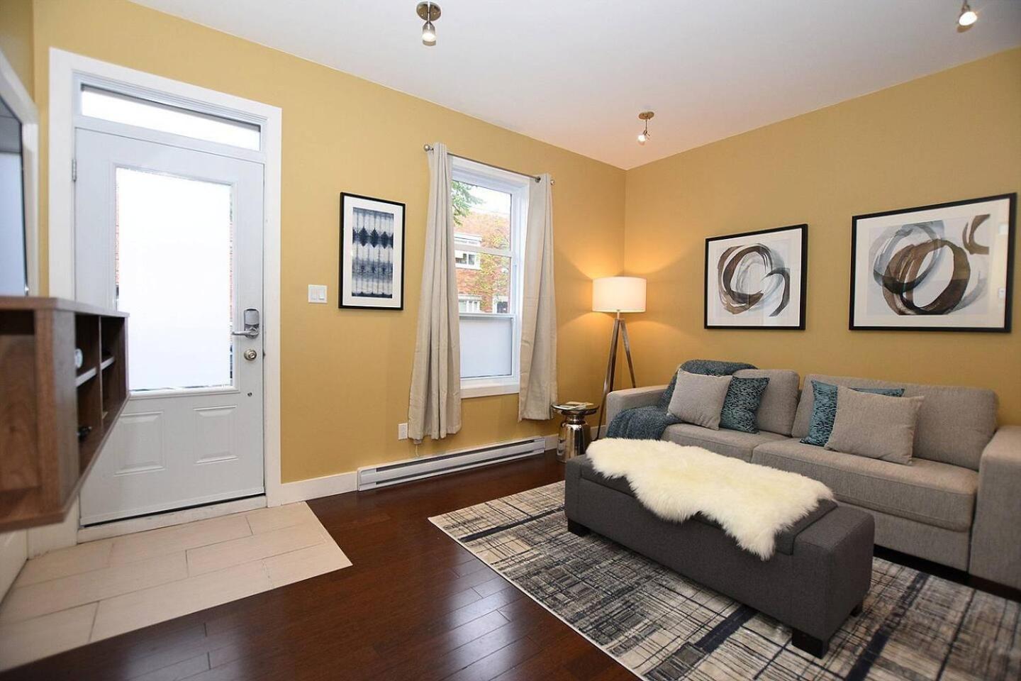 Ground Floor Loft Style Luxury Executive Flat * Montréal